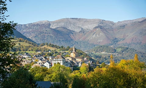 Village de St-Savin et le Massif du Pibeste-Aoulhet