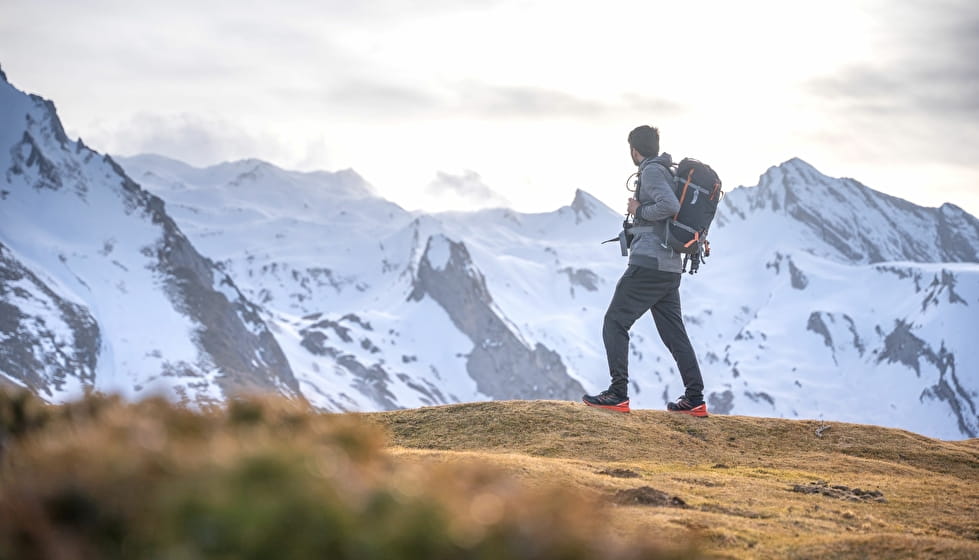 Randonnée au Col du Soulor avec vue sur les montagnes des Pyrénées enneigées