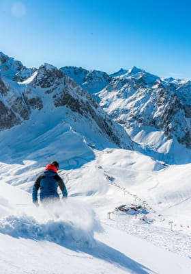 Skieur qui skie dans la poudreuse