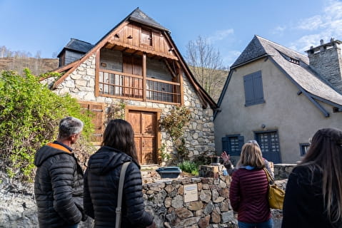 Personnes assistant à une visite guidée