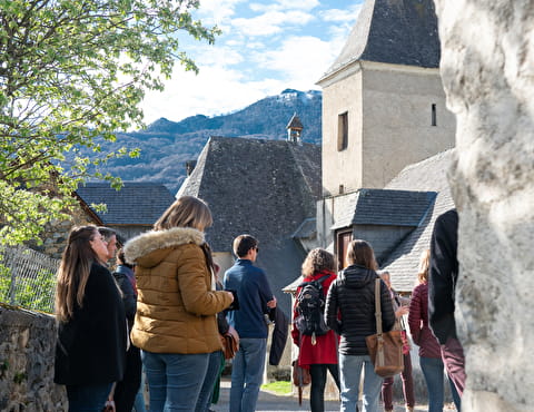 Personne suivant une visite guidée