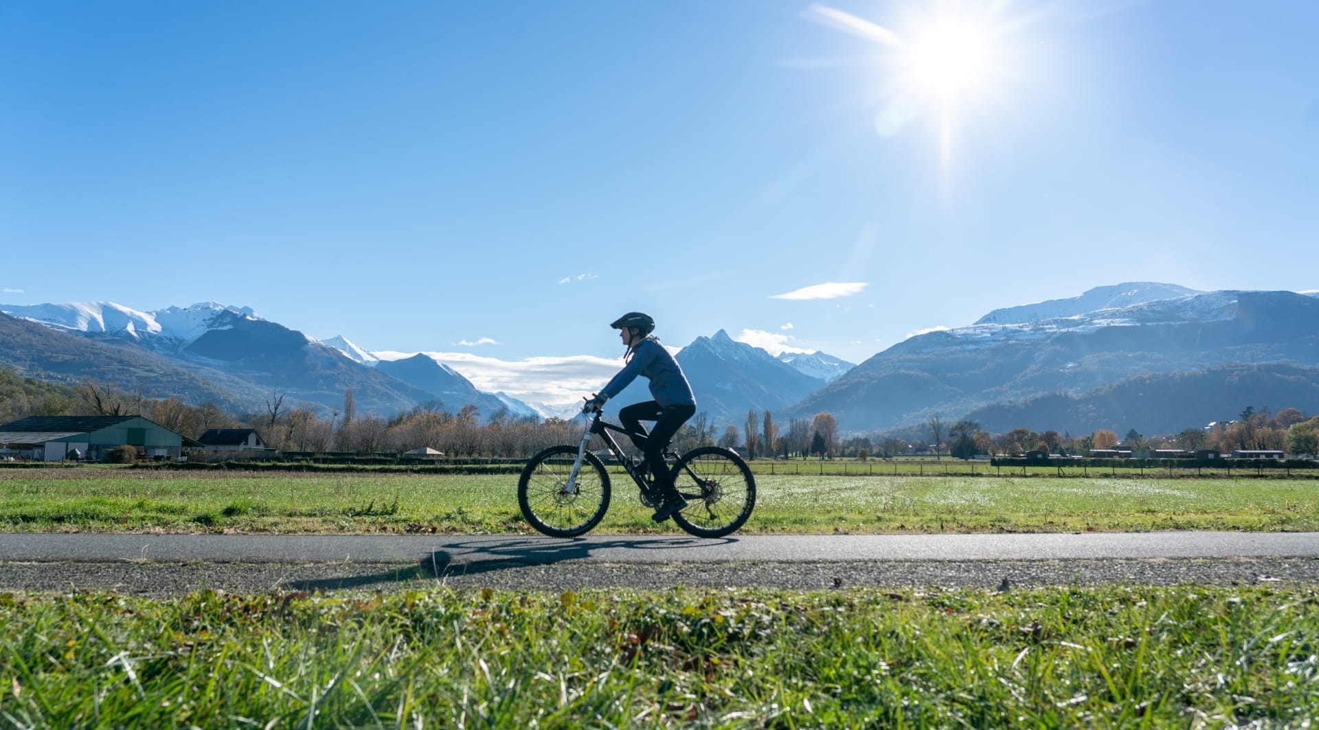 Personne sur une piste de vélo en montagne