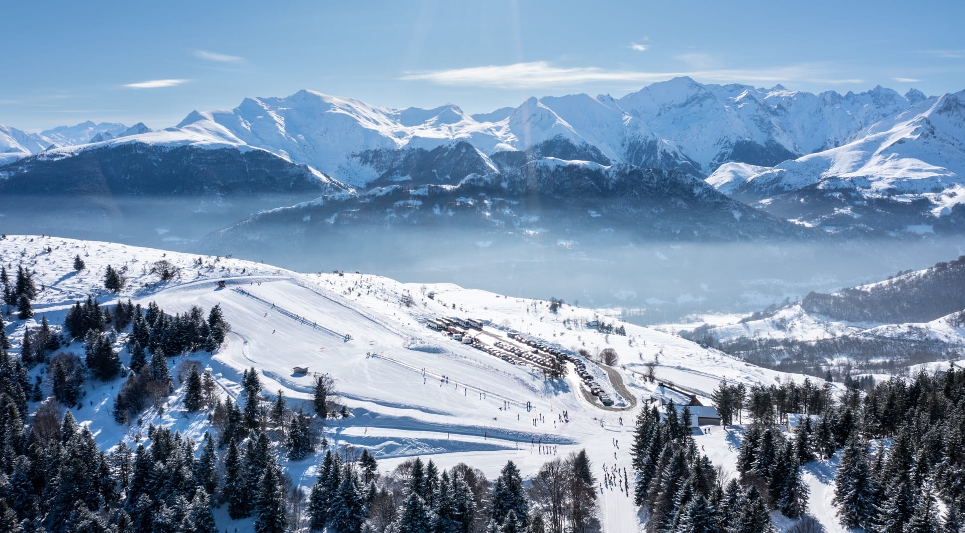 Montagne et forêt enneigés