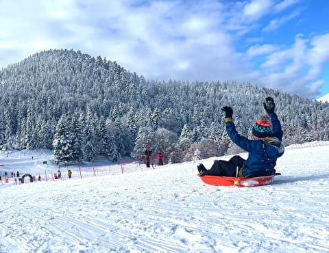 Enfant sur une luge à Couraduque